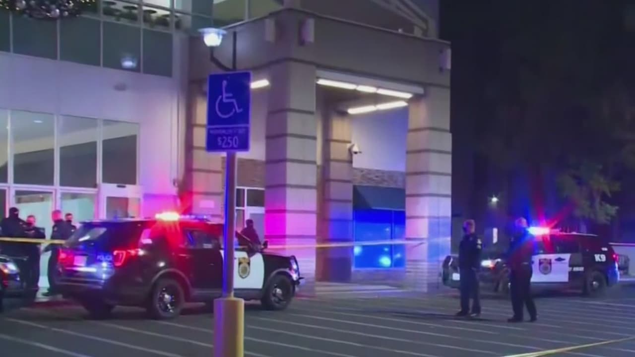 "Pensamos que venía disparando al azar": testigos narran momentos de pánico en centro comercial de Sacramento.