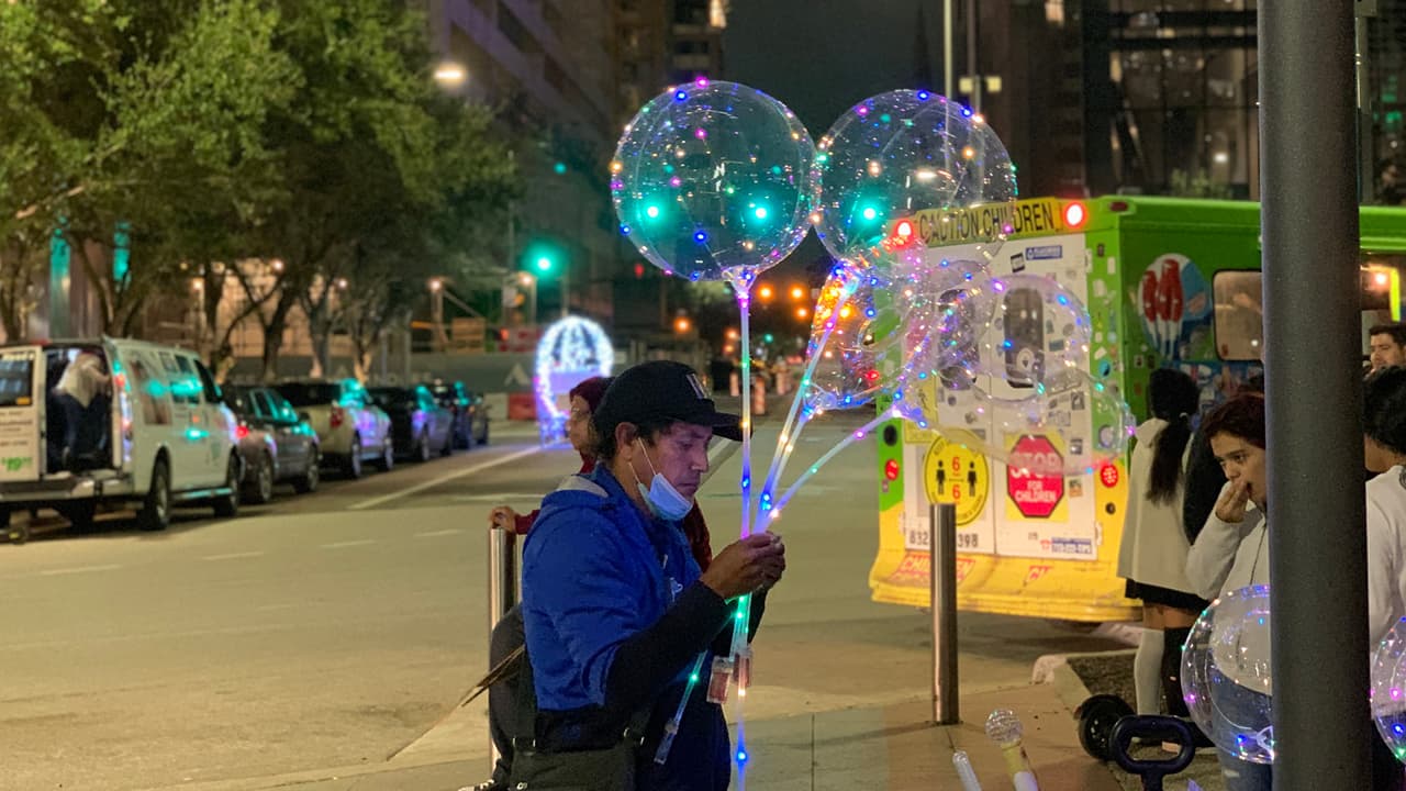 Cuenta con extensos jardines, un lago artificial, una fuente interactiva, un parque infantil, instalaciones de arte público y un conjunto de robles centenarios.