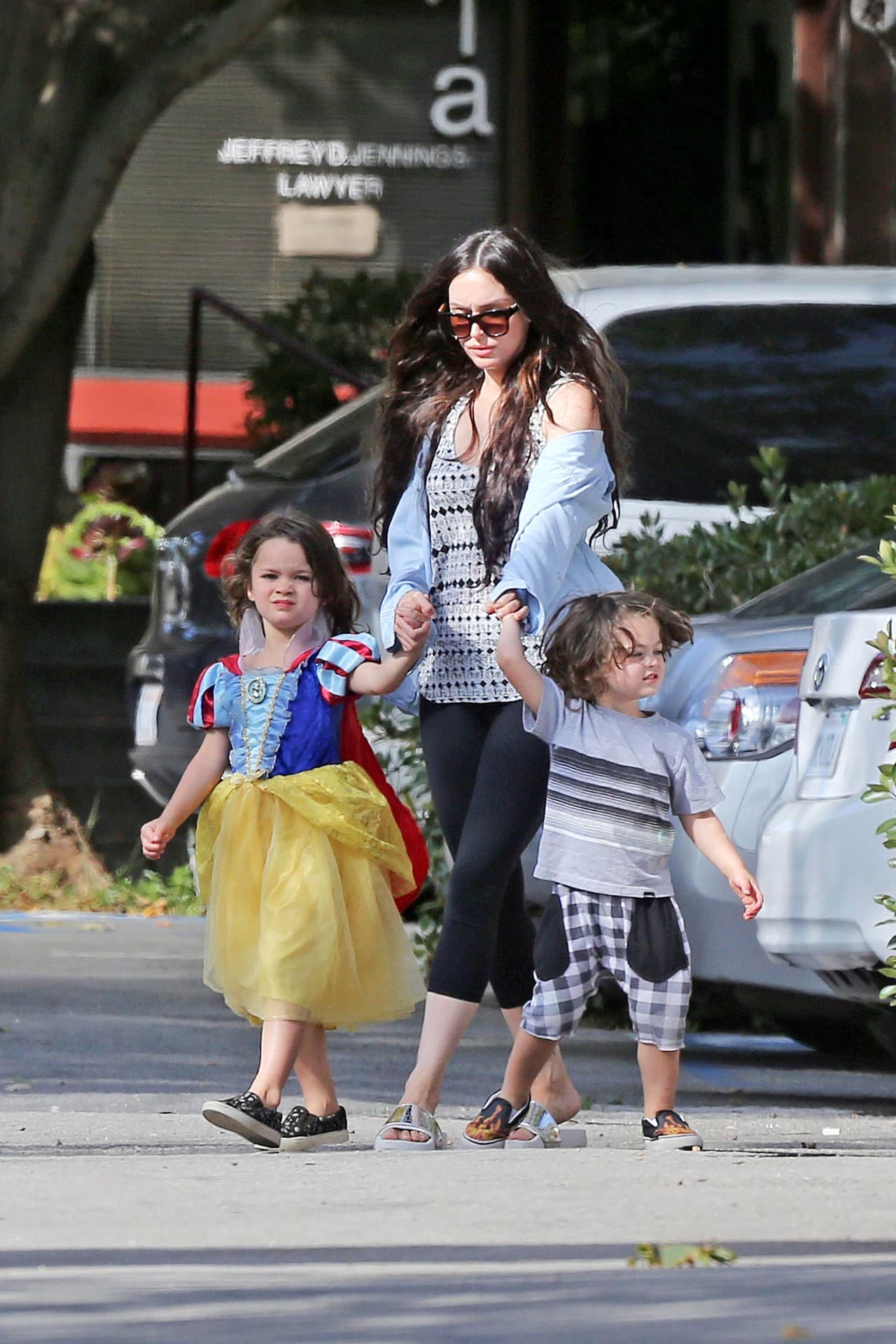 La actriz fue criada en el núcleo de una familia estricta, así que con el fin de evitar lo mismo, le ha permitido a Noah vestir como mejor le parezca.