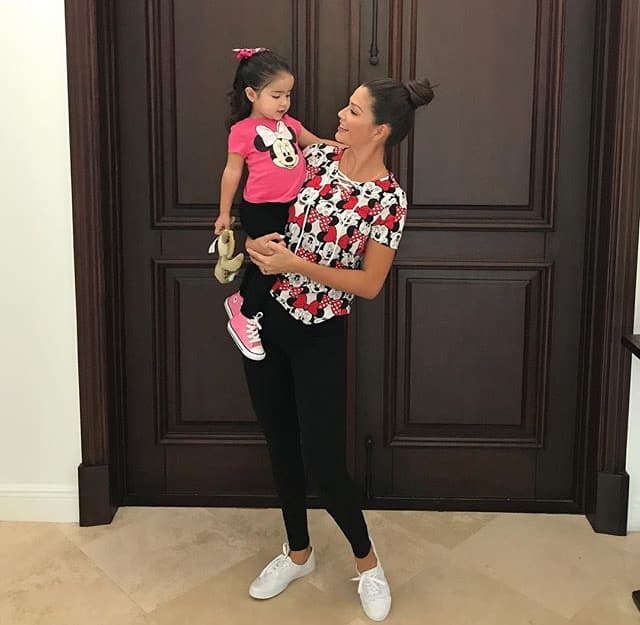Aprovechando el fin de semana largo y su último libre antes de comenzar los compromisos con Mira Quién Baila, Ana Patricia viajó a Disney con su familia.