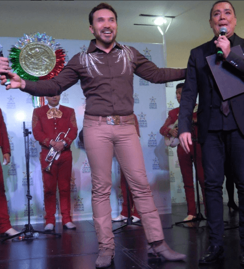 'Junior P. Luche' canta al son del mariachi