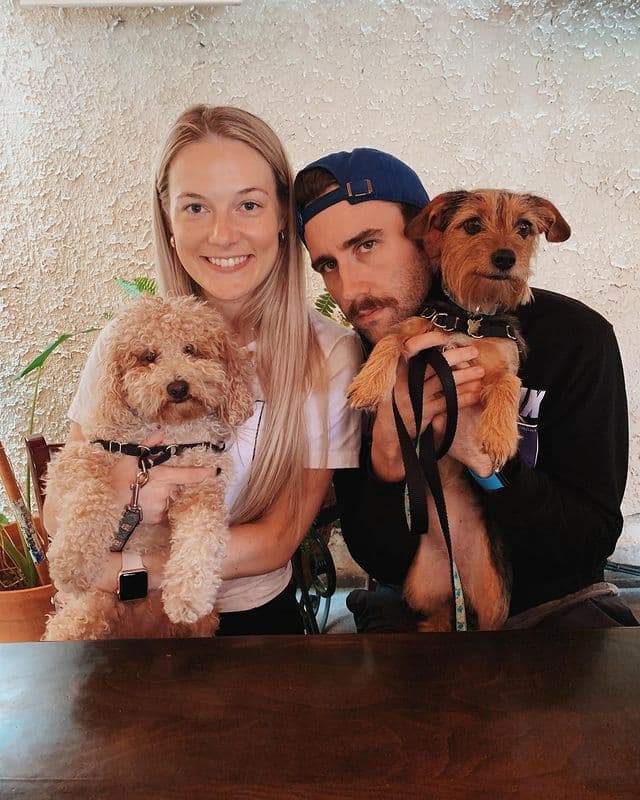 Matthew Lewis se casó con Angela Jones en 2018 en Italia y la pareja comparte fotografías junto a sus perros en Instagram cuando tienen oportunidad.
