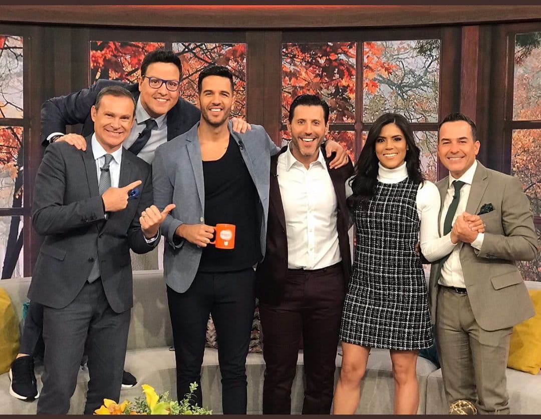 Como presentador también ha hecho un excelente papel frente a las cámaras y fuera de ellas. Sus compañeros lo consideran un excelente amigo, siempre con una gran sonrisa y dispuesto a ayudar a quien lo necesite.