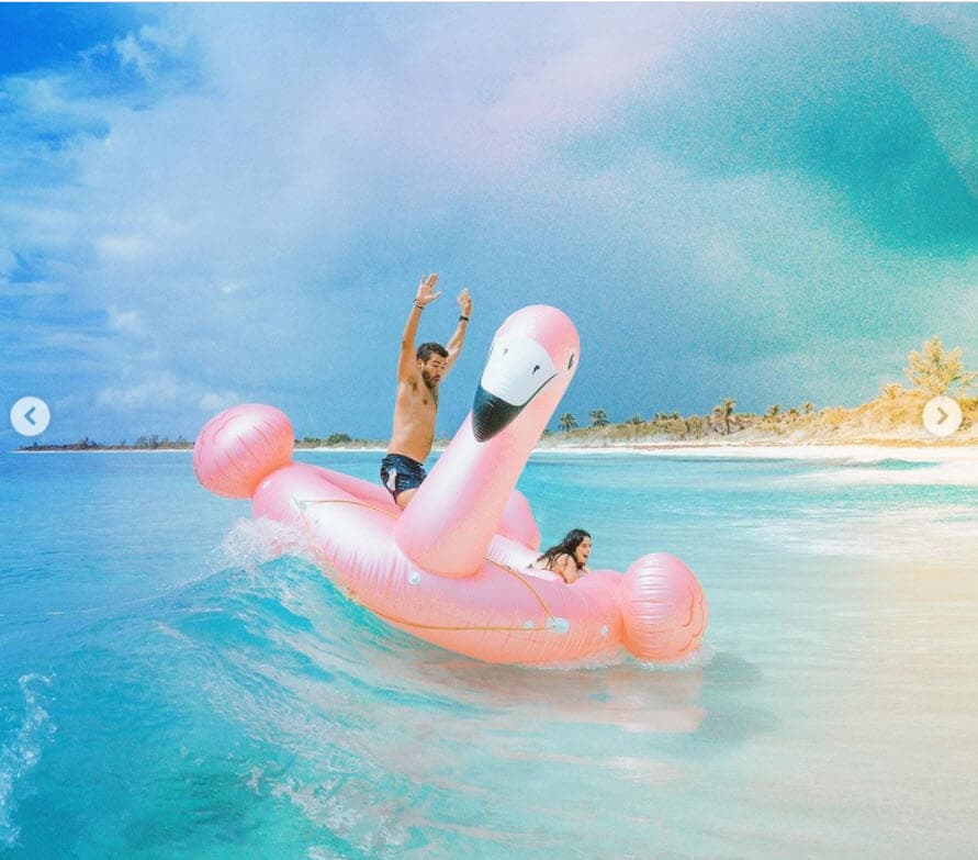 Las especulaciones acerca de un romance entre ellos se acrecentaron a finales de marzo pasado luego de que ella publicó fotos 
<b><a href="https://www.instagram.com/p/CM0IDFfhkVF/" target="_blank">de su viaje a Tulum</a></b> en donde él también aparecía. 
<br>