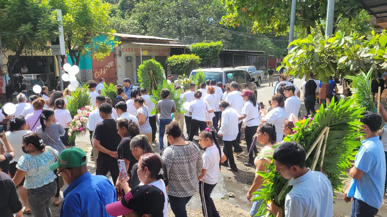 “Conocí desde compañeros de la primaria hasta unos buenos amigos y compañeros de la clase de economía de la universidad”, 
<b><a href="https://www.univision.com/local/houston-kxln/anggy-diaz-funeral-asesinato-houston-condado-waller-texas?890?0090" target="_blank">agregó Díaz. </a></b>