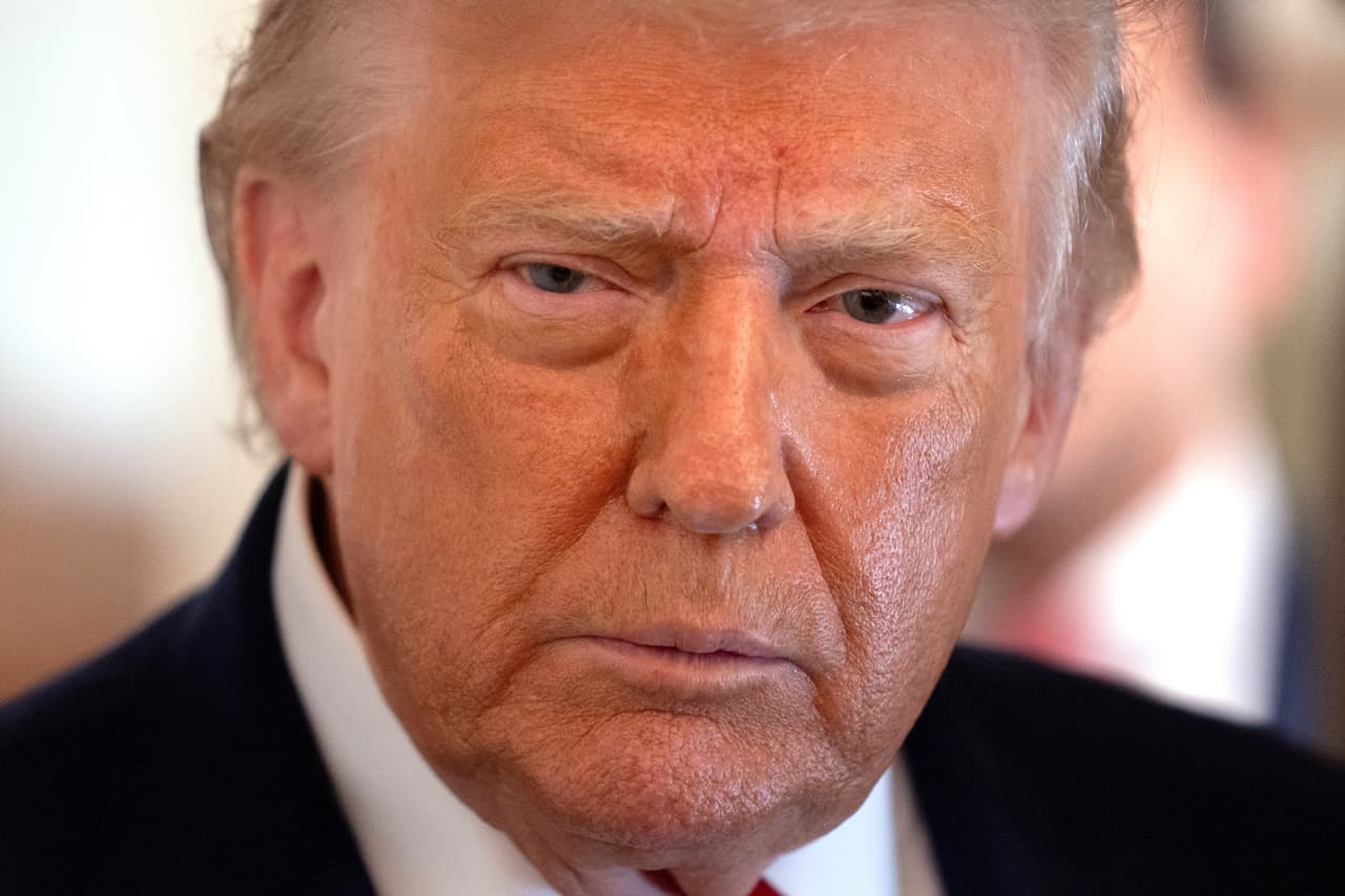Primer plano de Donald Trump durante una actividad pública. A los 80 años, sigue siendo una de las figuras más influyentes y controvertidas de la política estadounidense.