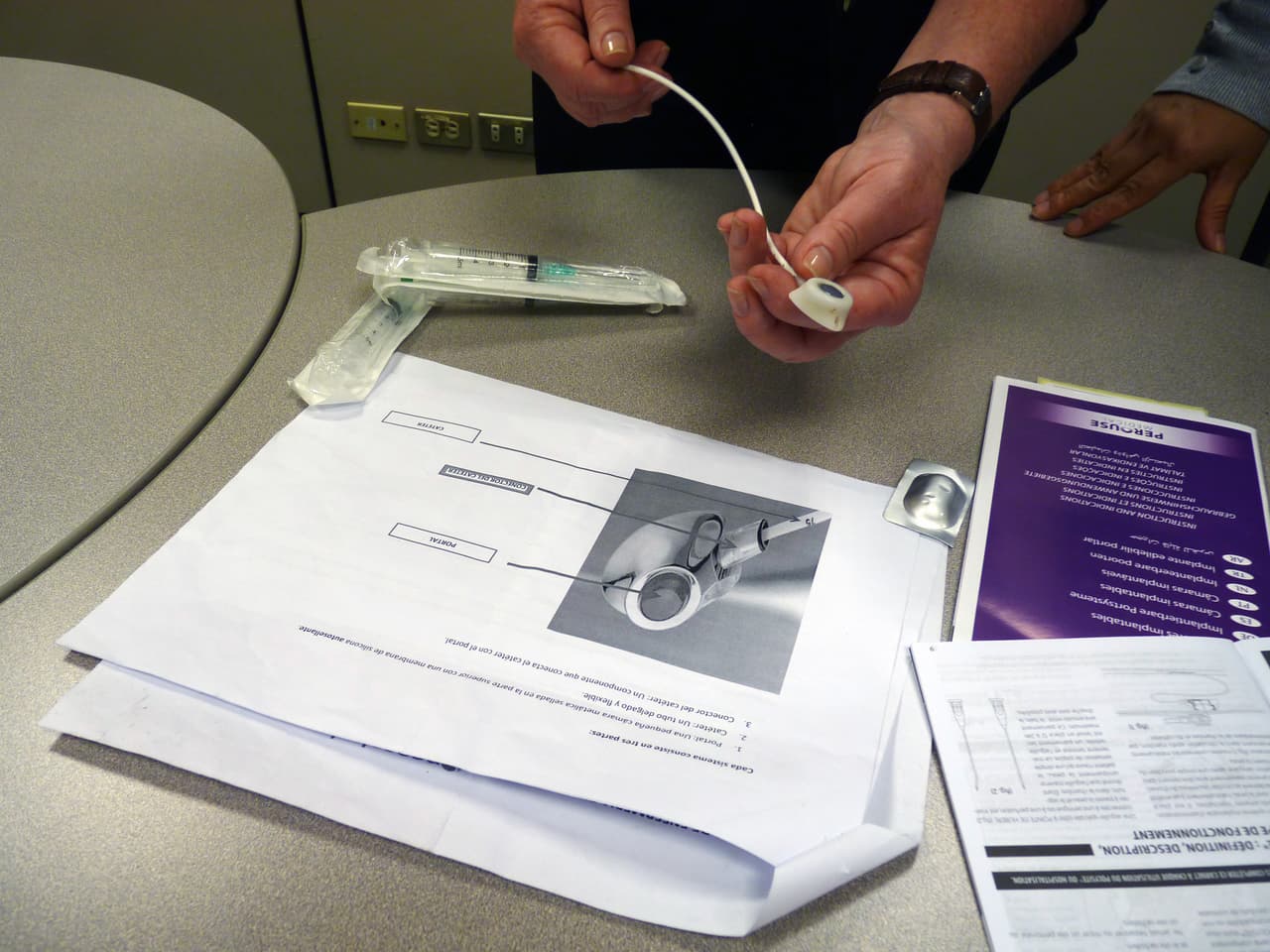 Antes de colocarte el catéter, tu enfermera debe cumplir estas normas sanitarias: ponerse mandilón, gorra y máscara, lavarse bien las manos y colocarse guantes estériles.