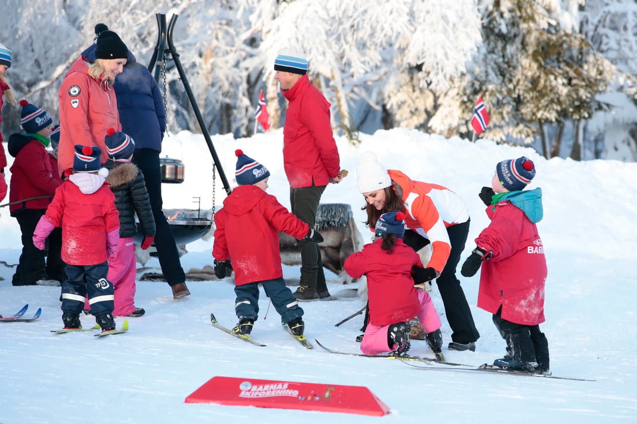 La duquesa no dudó en ayudar a la pequeña que estaba allí tomando una clase de esquí.
<br>