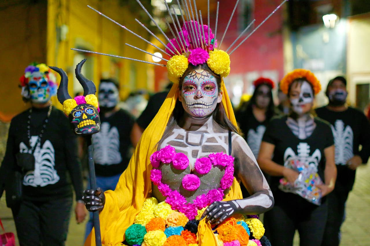 <b>‘Dia de los muertos’</b>
<br>
<br>La tradicional fiesta por los difuntos que se celebra en México también se ve en menor medida en otros países centroamericanos y sudamericanos. El clímax llega el 2 de noviembre, pero comienza el día anterior, el ‘día de todos los santos’ de la iglesia Católica. 
<br>
<br>Se basa en la creencia de que por unas horas las puertas del cielo se abren y los espíritus de fallecidos regresan a la tierra junto a sus seres queridos. Coloridas ofrendas, desfiles y altares adornan los cementerios, calles y casas, aunque la tradición tiene sutiles variaciones regionales. 
<br>