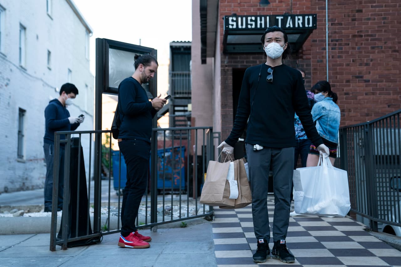 Exigir a los clientes que esperen a las afueras del local, señalando dónde deben permanecer para cumplir el distanciamiento social.