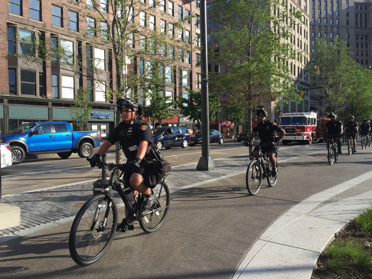 Policías circulan por Cleveland montados en bicicleta.