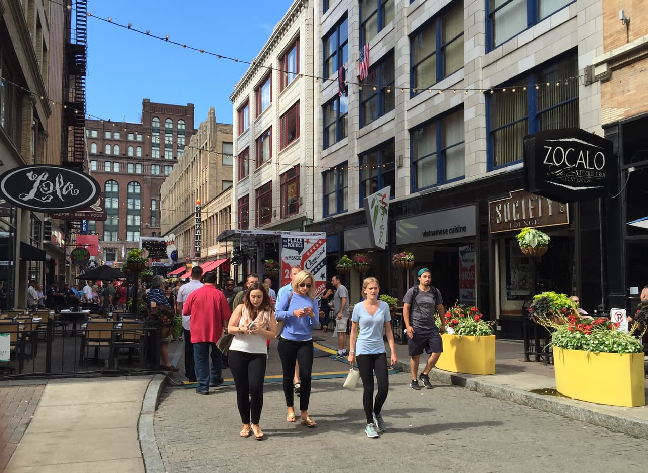 Una calle aledaña al estadio con muchos comercios y restoranes.