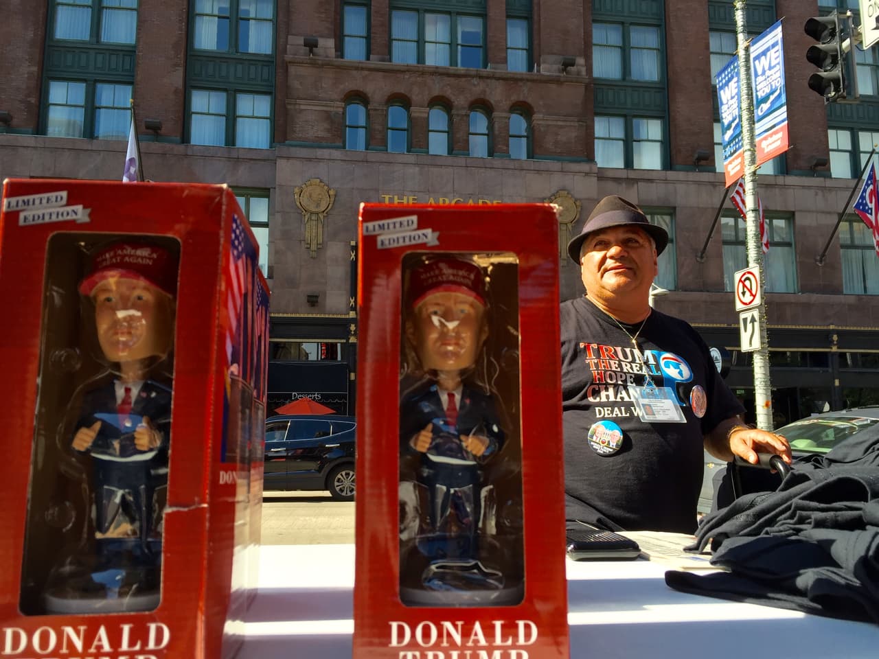 Vendedores ambulantes arman sus puestos en las cercanías del estadio.