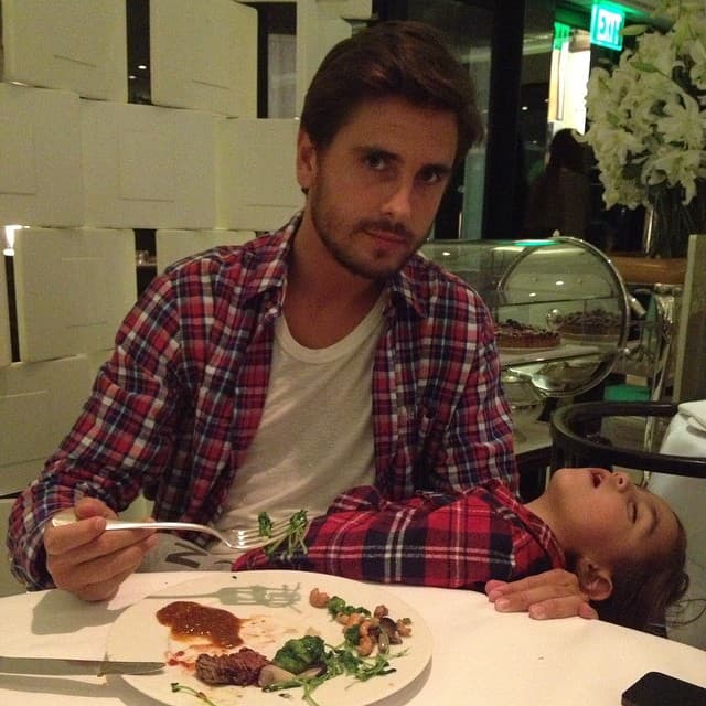 No hay nada que le agrade más que estar a su lado.