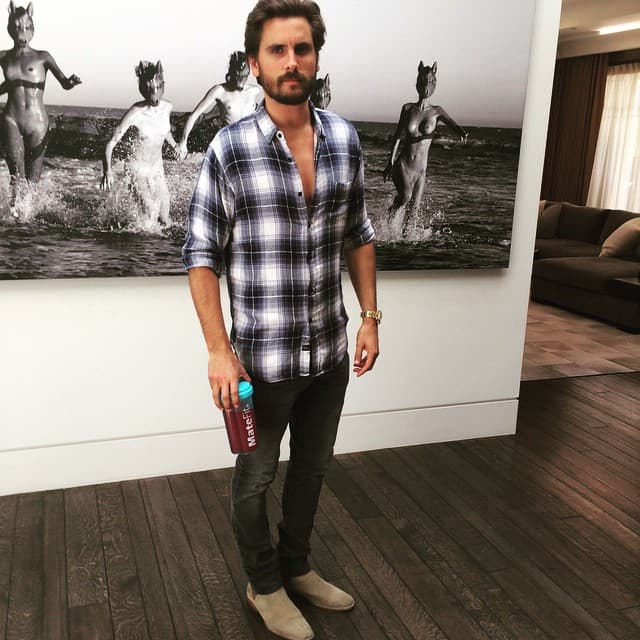 Los lleva a pasear y a comer helado.