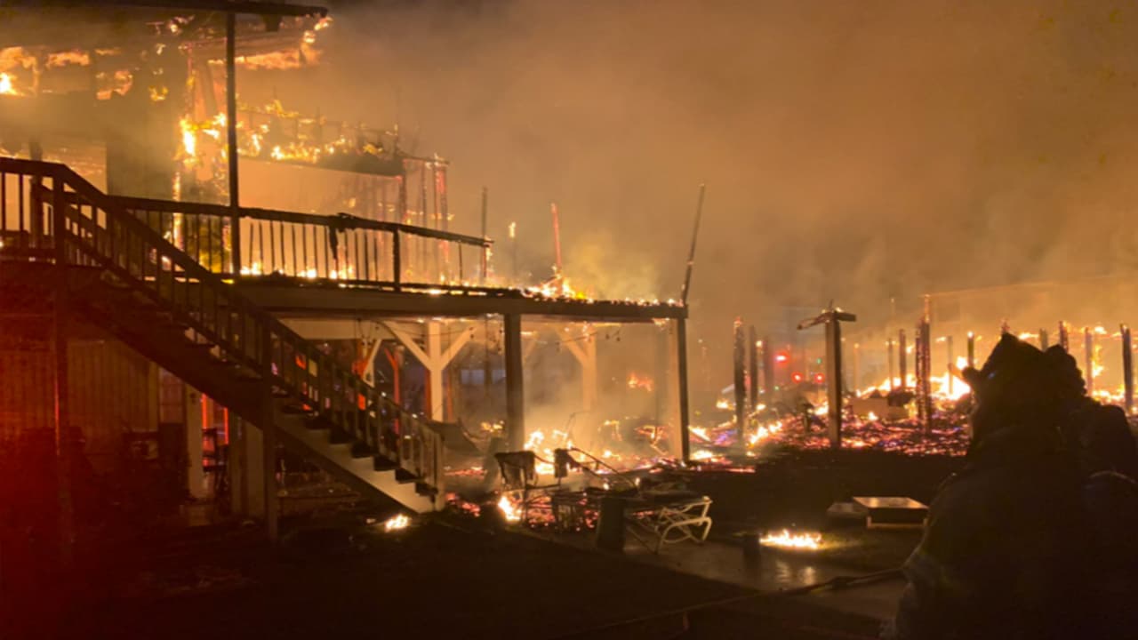 Voraz incendio destruye casas en Ocean Isle Beach, días después de Isaías