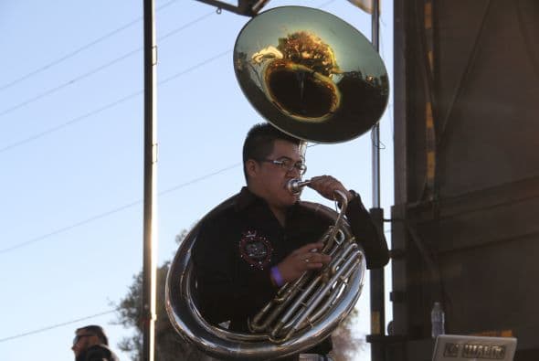 Los corridos de la banda grupera “Voz de Mando” se hicieron sentir en los Latin Grammy Streets Parties en Phoenix, donde los fanáticos esperaban ansiosos y cantaron con entusiasmo las más famosas canciones de esta agrupación. 