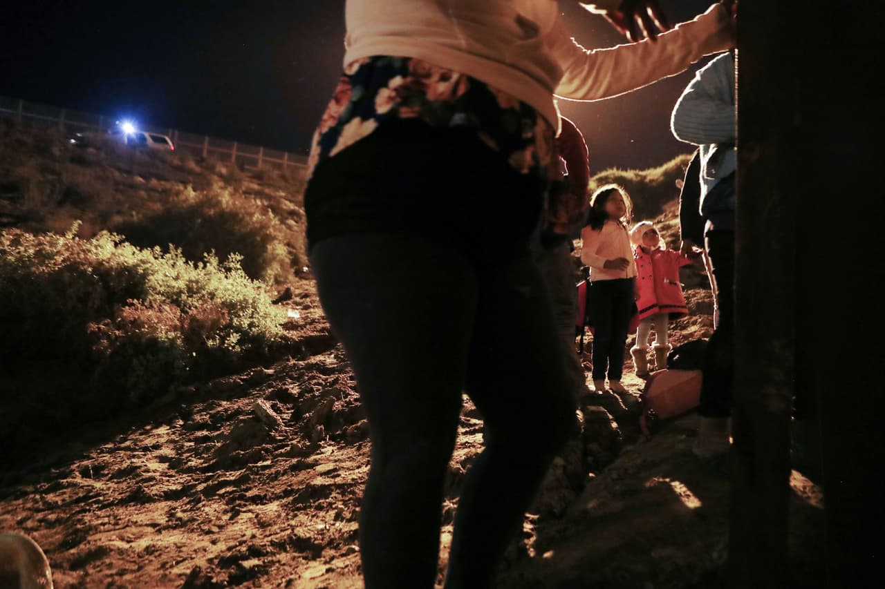 Otros migrantes han contratado los servicios de coyotes para entrar a EEUU por áreas más remotas.