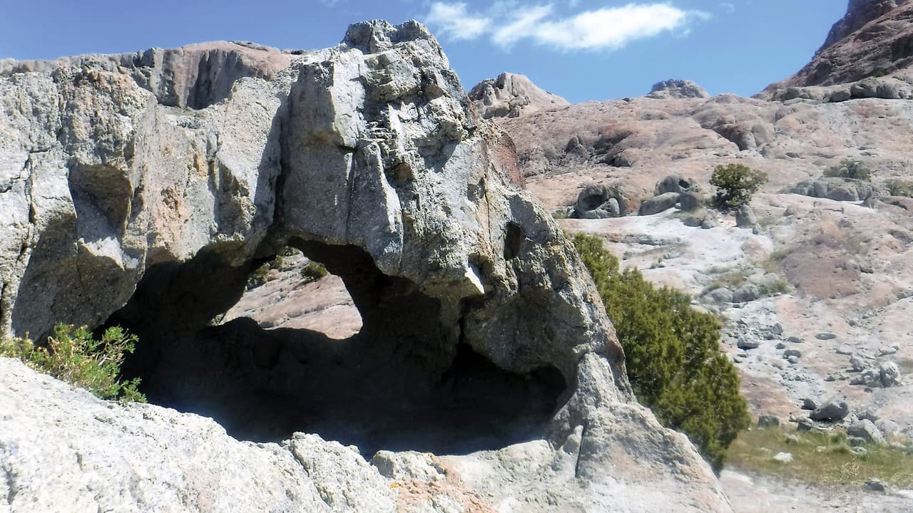 <b><a href="https://goo.gl/maps/cRkALXwz4ej8tvVGA" target="_blank">¿Cómo llegar a White Rocks?</a> </b>Desde Salt Lake City toma al oeste por la I-80 durante 
<b>42 millas</b> y toma la salida 77 (Rowley, Dugway). Gira a la izquierda hacia el sur por la carretera 196 durante
<b> 29 millas</b>. Una señal para 
<b>"White Rocks"</b> marca el desvío. Gira a la derecha en la carretera de grava (White Rock Road) hacia el oeste durante 
<b>5 millas </b>donde la carretera se divide. Tome la bifurcación de la izquierda (suroeste) por una carretera con curvas durante 
<b>4 millas</b> para llegar 
<b>a la parte más visitada de la zona.</b>
<br>
<br>
<b><a href="https://www.univision.com/local/salt-lake-city-kuth/maravillas-naturales-visitar-utah-fotos">Si quieres ver más maravillas naturales de Utah entra a este enlace.</a></b>