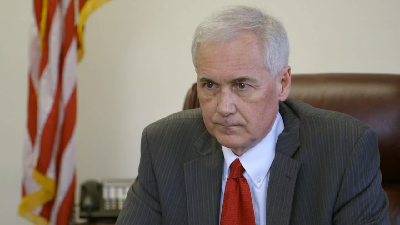 <b>Tom McClintock, congresista republicano por California, </b>es un férreo detractor de Obamacare: "Acceder a la salud es un derecho, pero obligar a tus vecinos a pagar por tu seguro médico, eso no es un derecho: es un error".
<br>