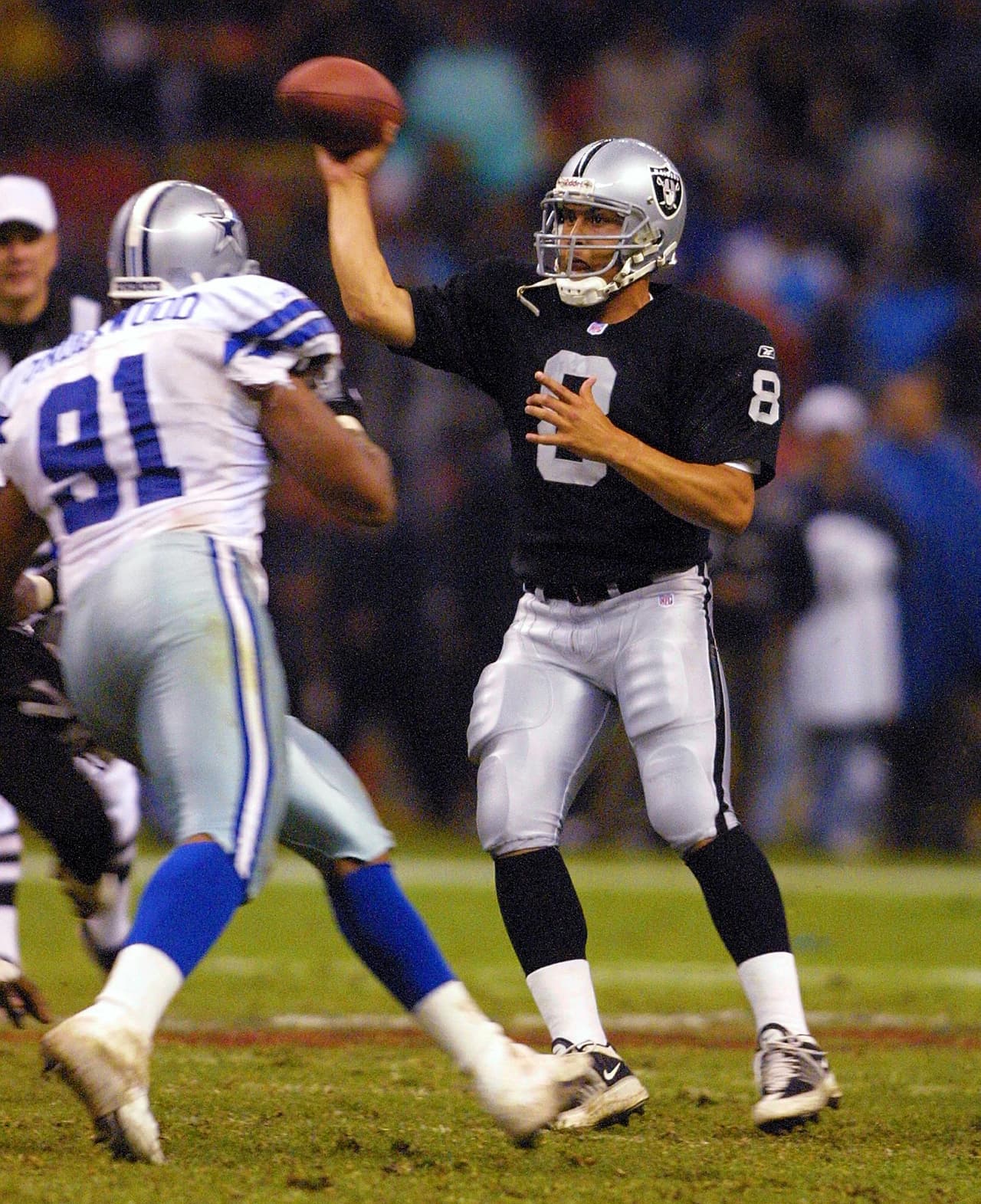 Imagen del mariscal de campo Marques Tuaisosopo de los Raiders de Oakland durante el American Bown NFL 2001 celebrado en México contra los Dallas Cowboys.