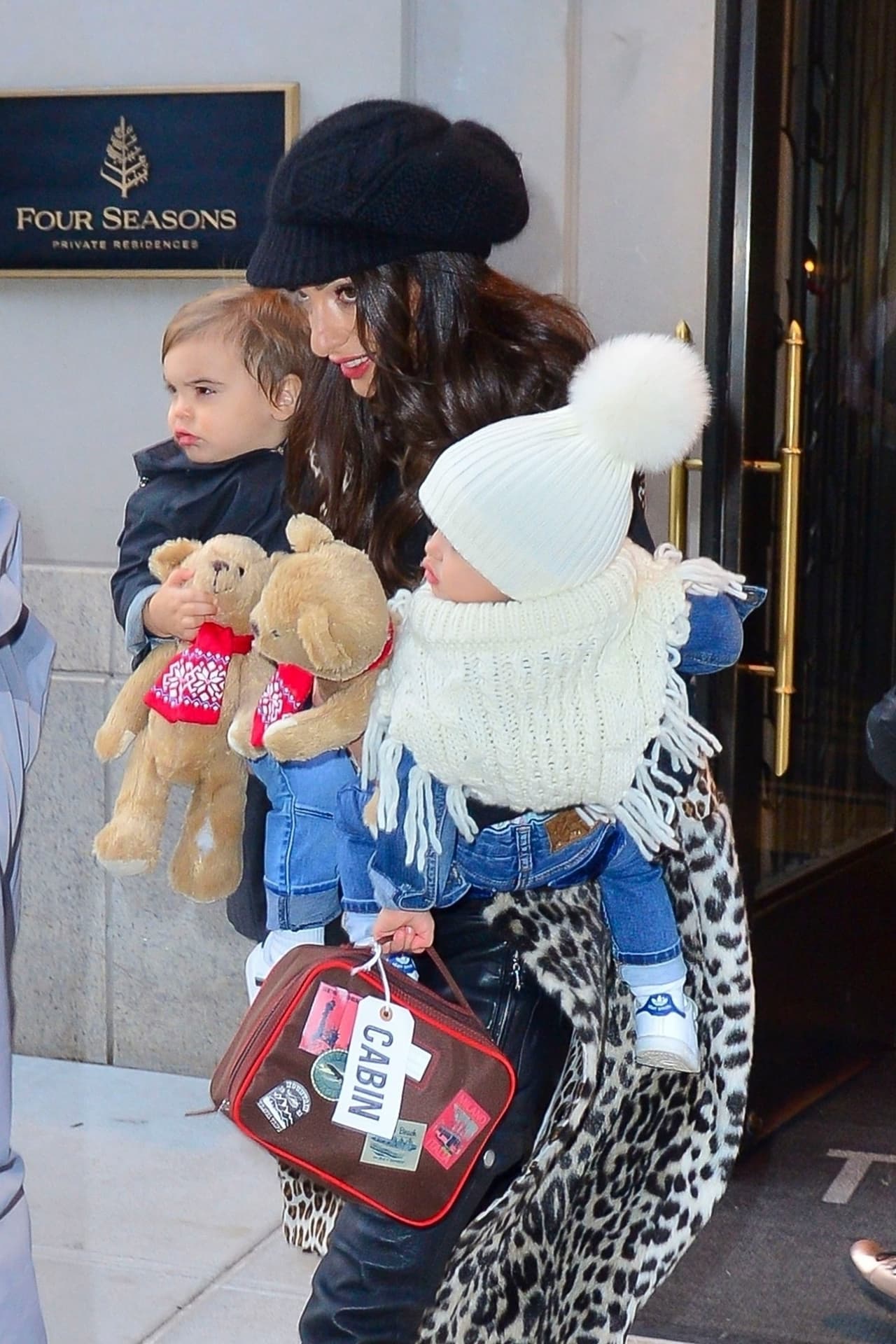 Hasta que los paparazzi sorprendieron a Amal Clooney saliendo junto a los gemelos del hotel Four Seasons en la Ciudad de Nueva York.