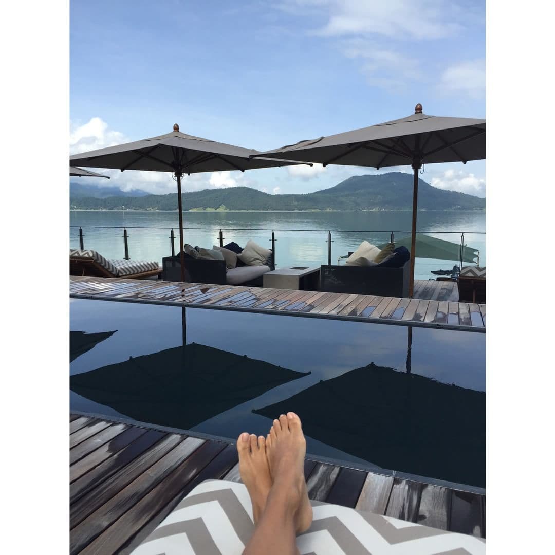 Eva Longoria disfruta el Labor Day a la orilla de la alberca.