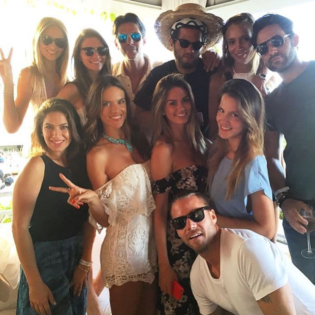 Alessandra Ambrosio celebra con amigos.