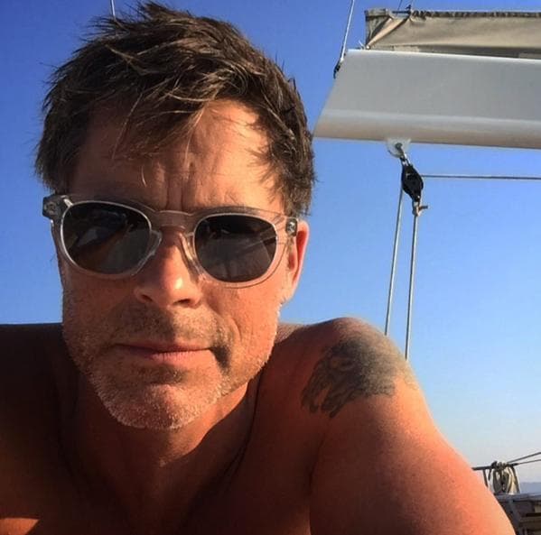 El actor Rob Lowe lo pasa bajo el sol.