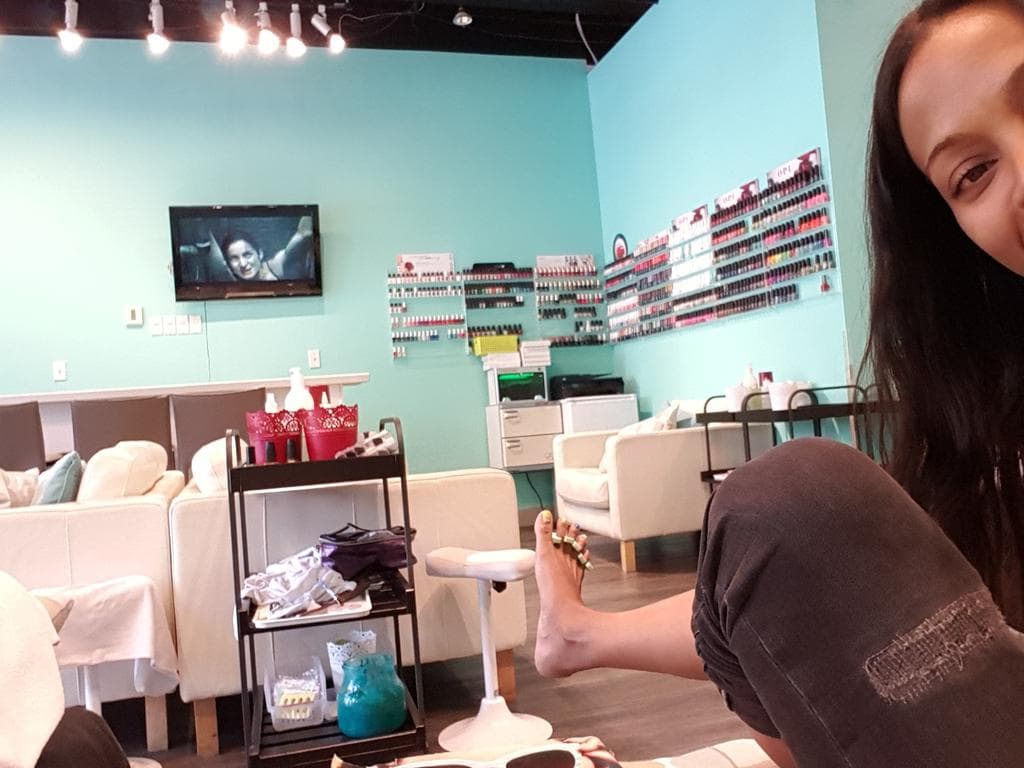 Zoe Saldaña se da tiempo para arreglar sus uñas.