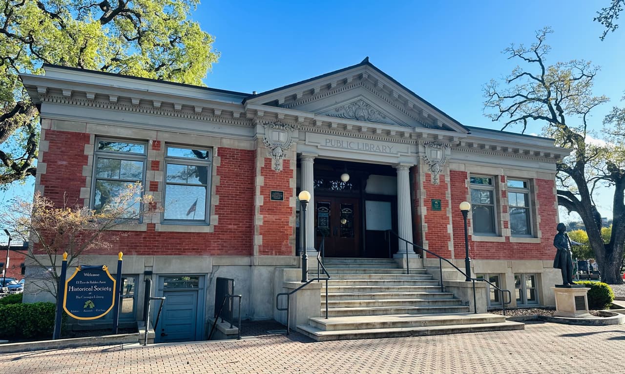 La biblioteca Paso Robles Carnegie fue construida en 1907. La imponente entrada principal muestra la arquitectura de la época, ahora convertida en un Museo de Historia presenta exhibiciones que celebran la historia de su región. 
<br>