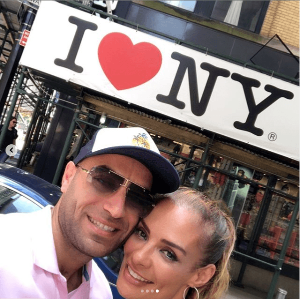 "Yo le tengo mucho respeto a mi pareja, que es un 
<b><a href="https://www.univision.com/famosos/indirecta-a-edwin-luna-y-carlos-espejel-alma-cero-presume-que-ahora-si-tiene-un-novio-que-ha-estudiado-fotos" target="_blank">hombre maravilloso y divino</a></b>", dijo en la entrevista del show de la periodista Flor Rubio. 
<br>