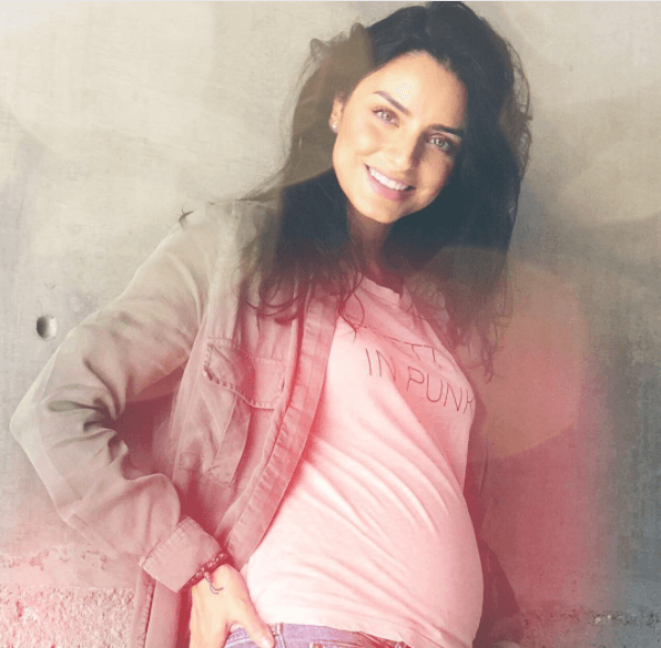 El actor compartió en sus redes sociales esta imagen donde ella luce una pancita que llega ya a las 23 semanas de gestación. Además, la publicación estuvo acompañada por un emotivo mensaje por parte del actor, quien se mostró "loco de amor" al ver a la actriz disfrutar de esta etapa.