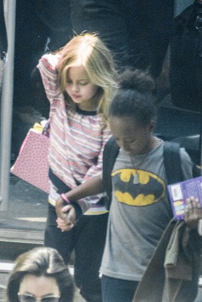 Zahara con Vivienne en el aeropuerto.