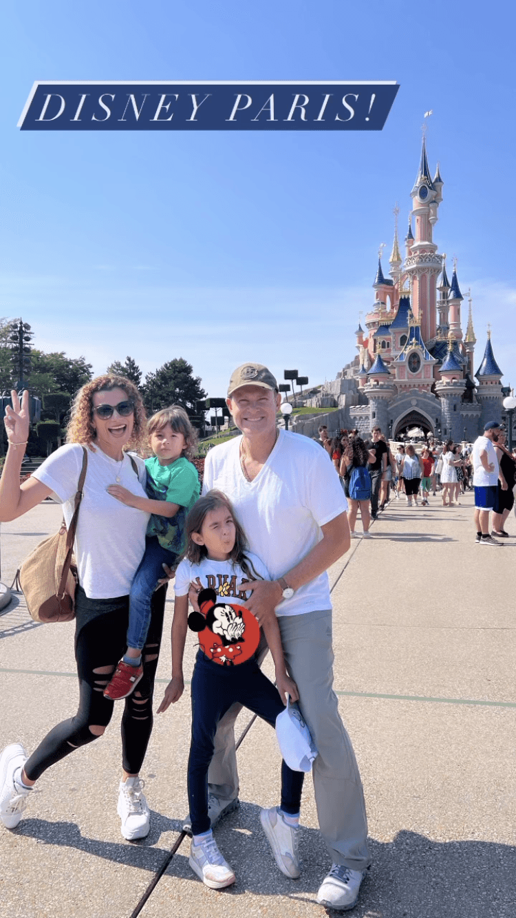 Como parada obligada para la diversión de los más pequeños, Michelle y Liam, la familia de Alan visitó Disneyland Paris.