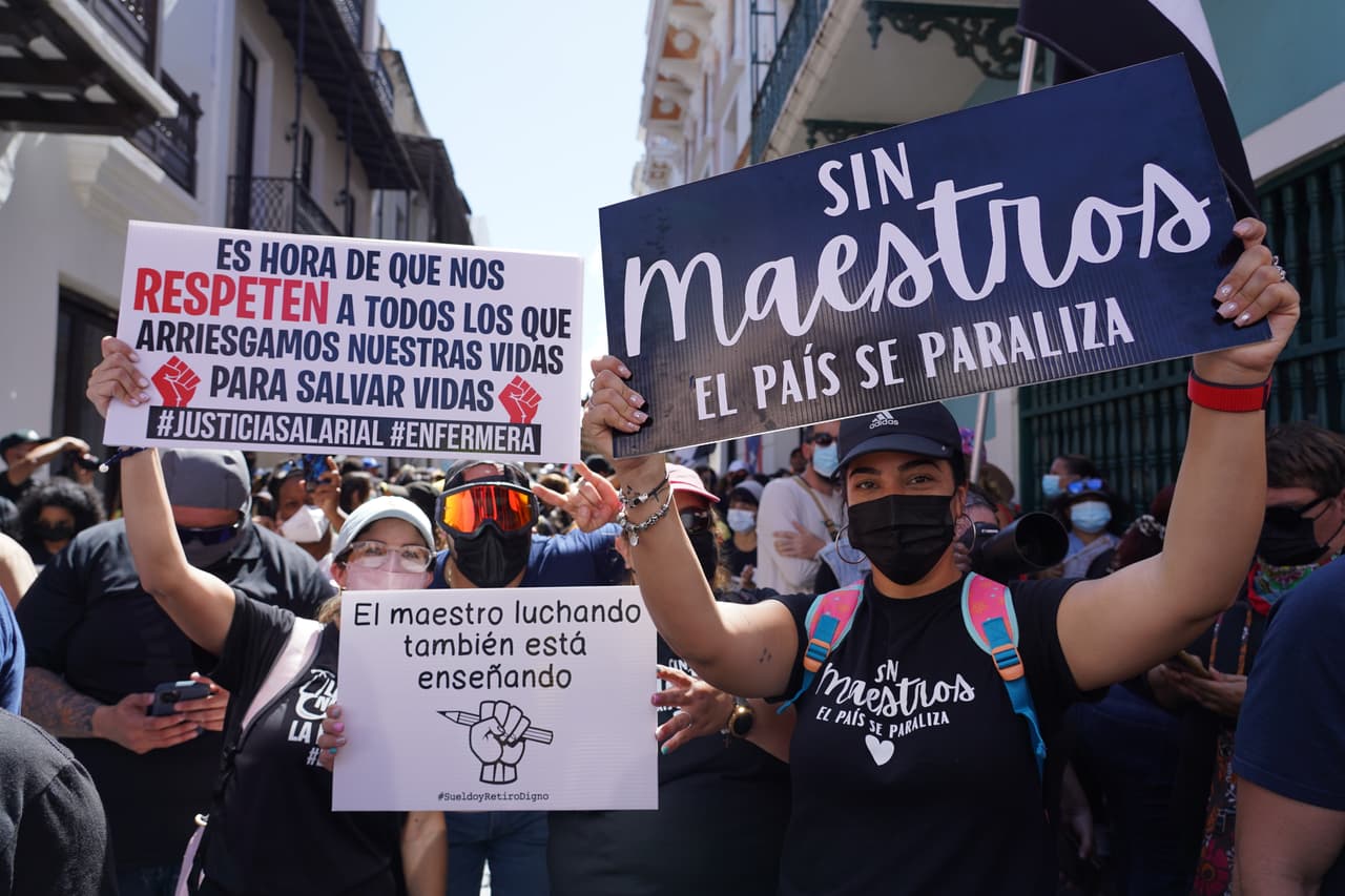 Mientras los miles de servidores públicos marchaban, el gobernador Pedro Pierluisi anunció que extendió a otros trabajadores del Departamento de Educación 
<b><a href="https://www.univision.com/local/puerto-rico-wlii/aumento-1000-dolares-salario-maestros-puerto-rico" target="_blank">el aumento de 1,000 dólares que se aprobó para los maestros</a></b>. Ahora también lo recibirán los directores de escuela, superintendentes y los facilitadores docentes.
