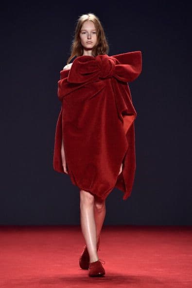 Jamás vimos vestidos tipo globo, túnicas de línea vertical y chaquetas de solapa XXL en tan bizarros diseños que definitivamente nadie cuerdo de su cabeza usaría; ¿o sí?