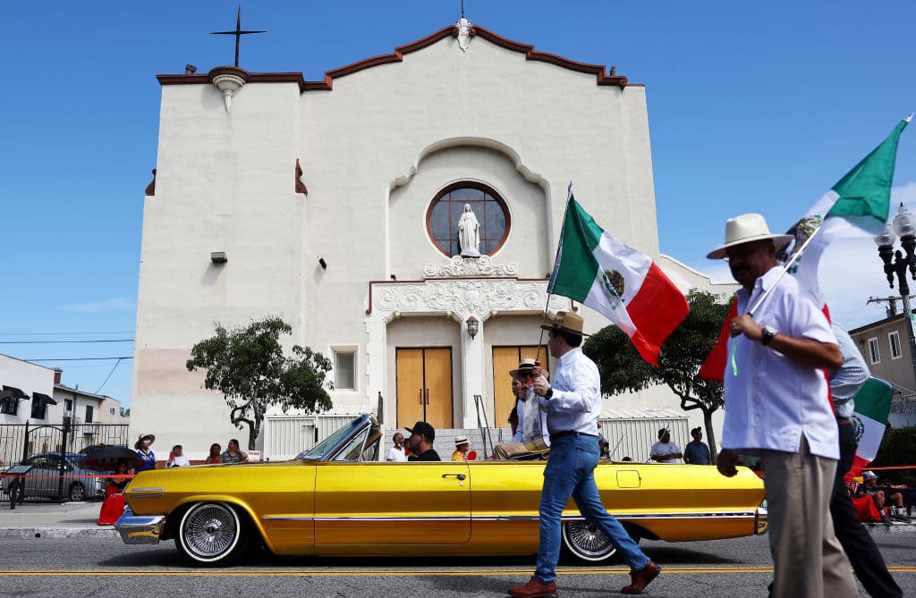 Mexicanos de distintas generaciones mostraron cuánto orgullo sienten por su país, mientras recorrían las calles del este de Los Ángeles.