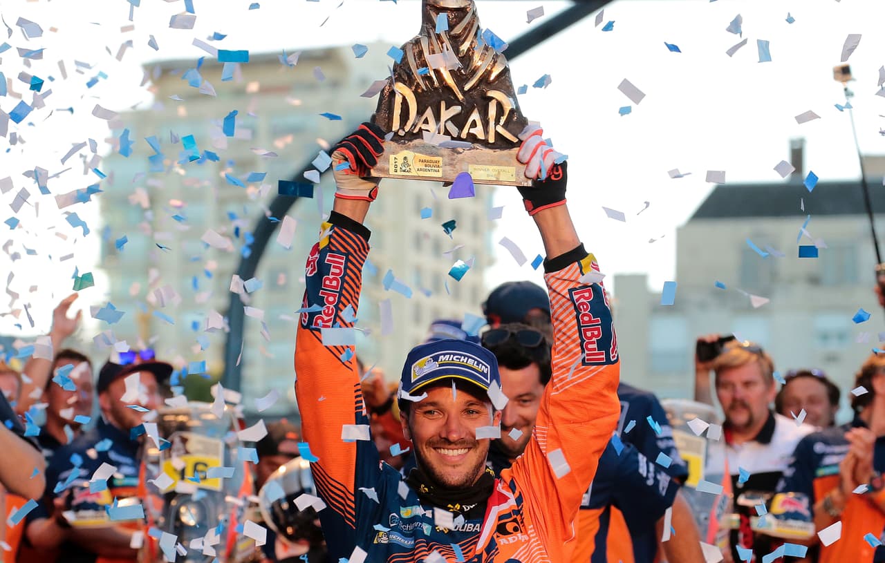 <b>Motos: </b>Abre la galería 
<b>Sam</b> 
<b>Sunderland</b>, piloto de la firma 
<b>KTM</b>, quien le dio a Gran Bretaña su primer triunfo en un Rally Dakar. Tras correr y abandonar en 2012, 2014, 2015 y 2016, el hombre de 27 años radicado en Dubai se tomó su desquite, y logró la victoria.