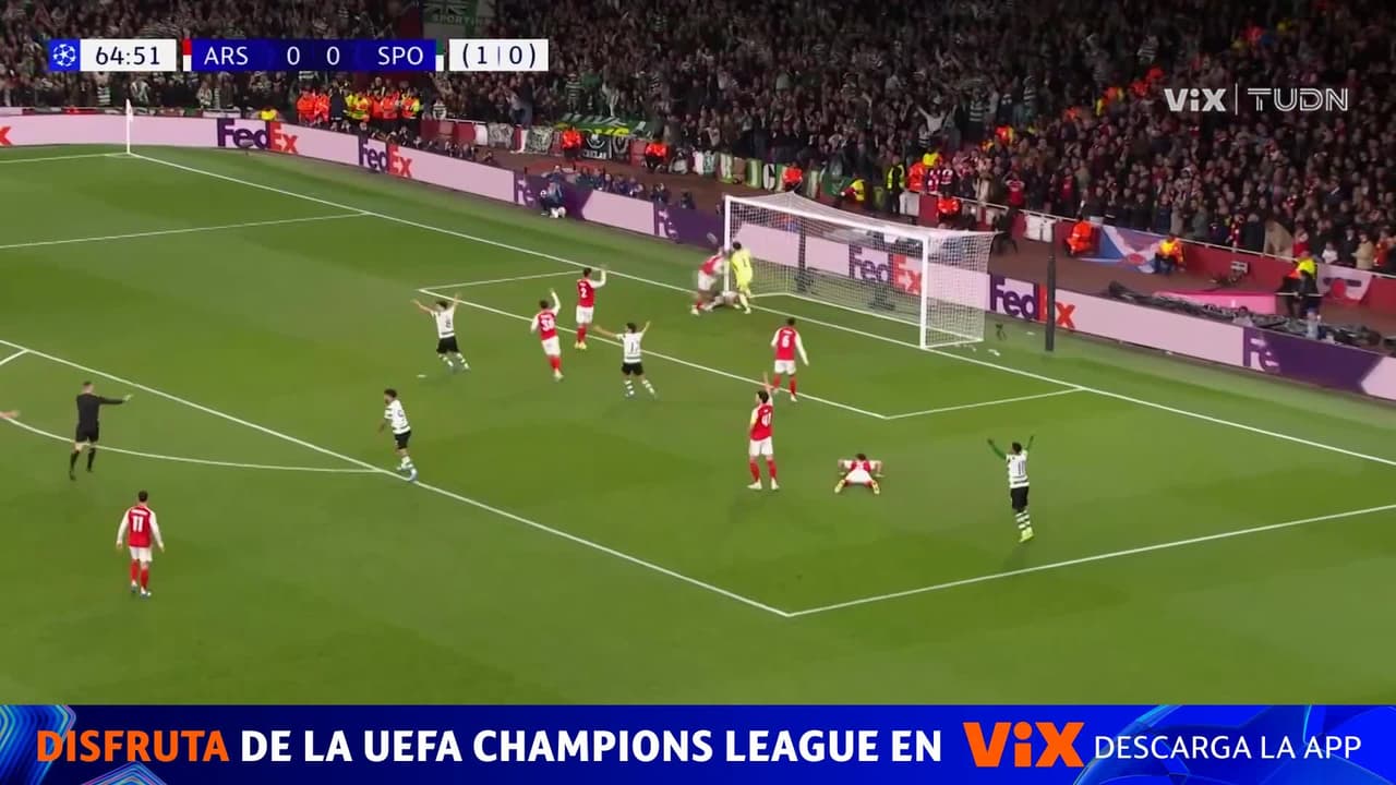 ¡Juegueee! ¡No hay nada! Los del Sporting pedían penalti, pero el silbante dice que no hay nada