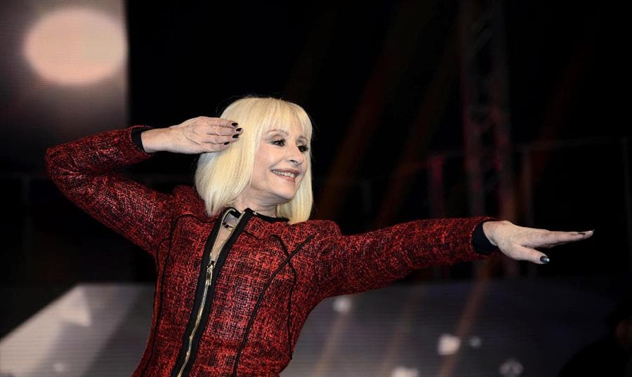 La cantante italiana Raffaella Carrà posa para los fotógrafos durante la presentación del programa de televisión "Forte Forte Forte" en Roma, Italia, jueves 8 de enero de 2015.