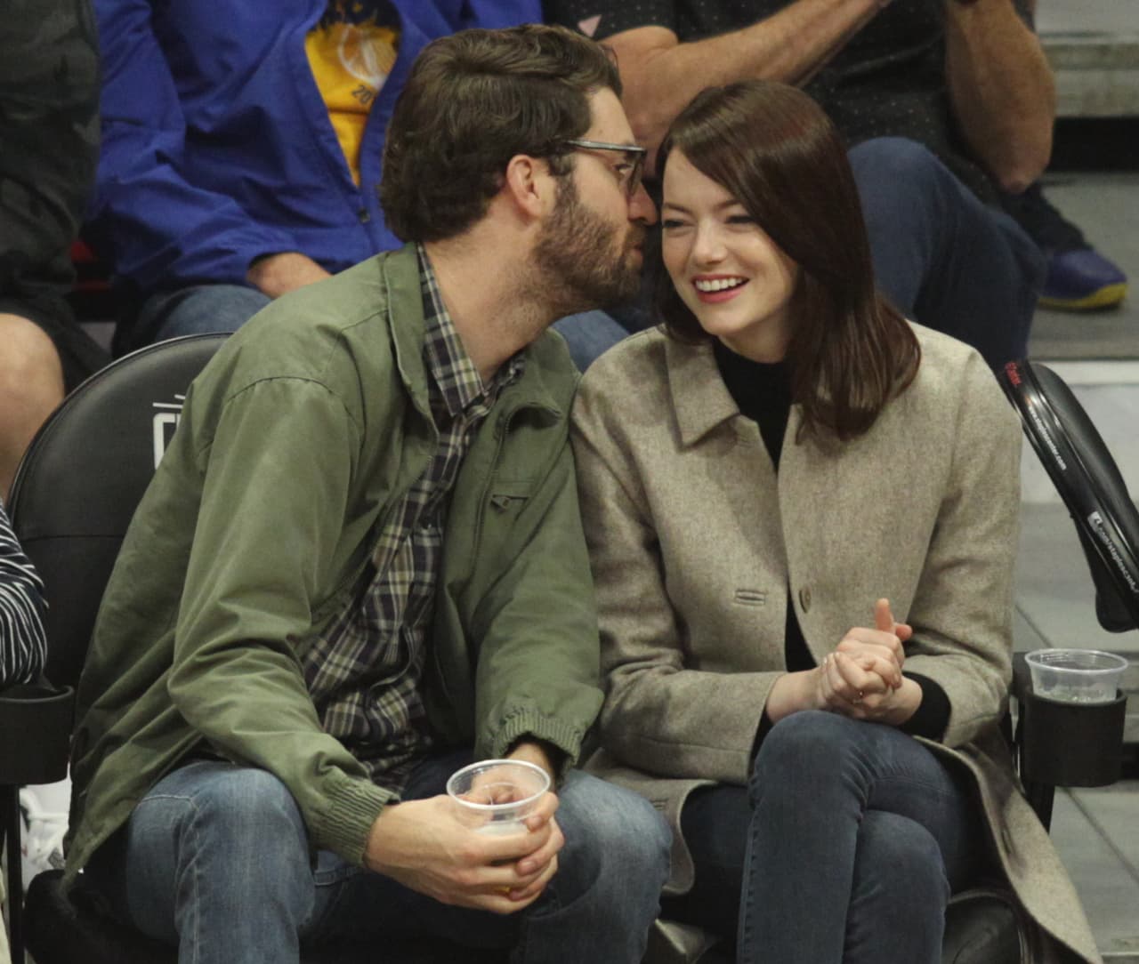 Emma Stone y Dave McCary se conocieron en el set de grabación de Saturday Night Live en 2016. Comenzaron a salir un año después y su primera aparición pública ocurrió en 2019 en la alfombra roja de los SAG Awards.