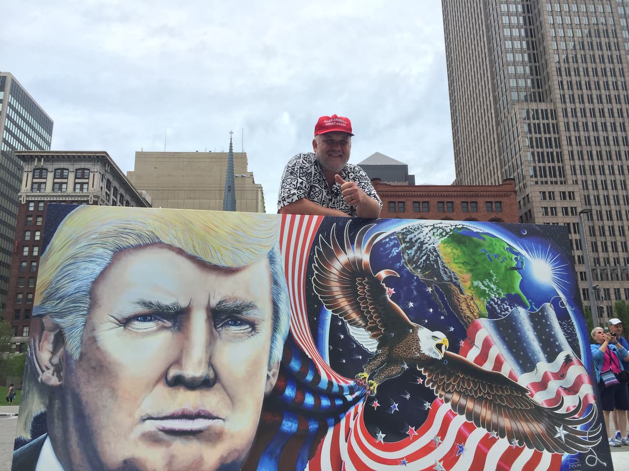 El artista Julian Raven vende cuadros de Trump en la plaza principal de Clevelad