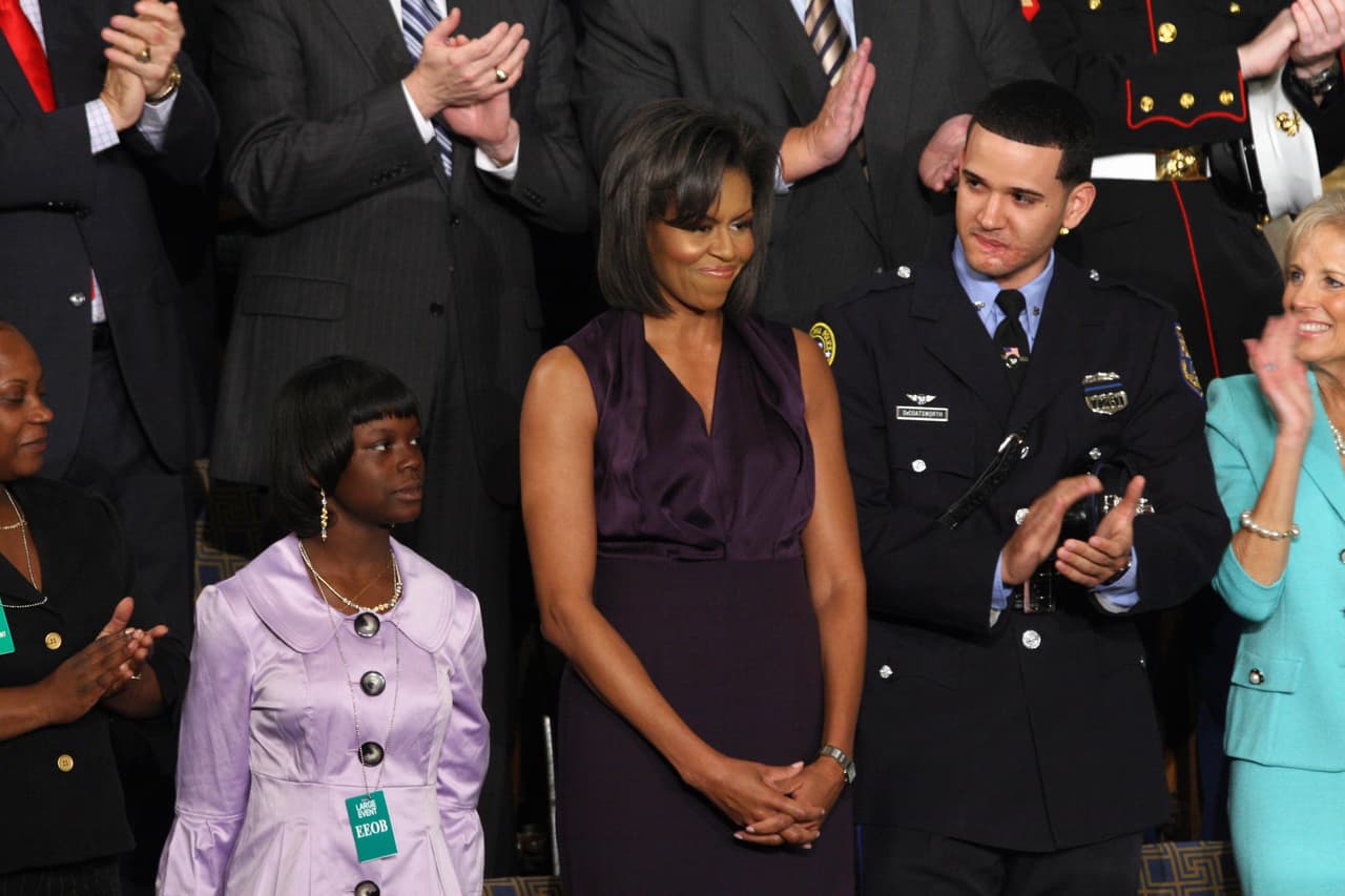 Con este vestido morado sin mangas y drapeado asistió Michelle Obama a la primera sesión del Congreso que inauguró, en 2009, las labores de su esposo el Presidente Barack Obama.