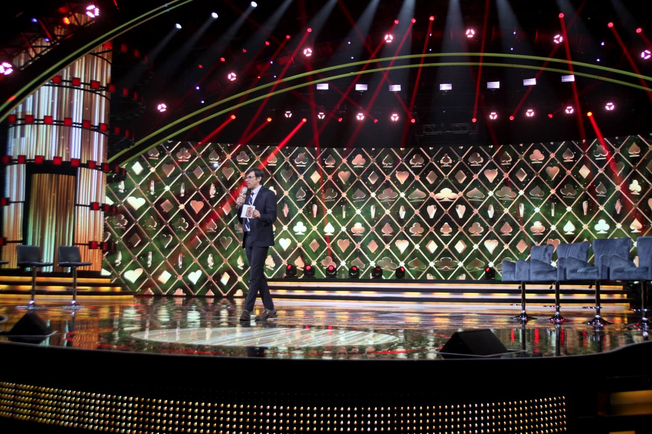 Así se vio ayer a Rubén Aguirre presentando a la host, los jueces y el resto del equipo de producción.