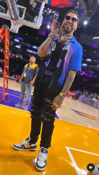 Las cuales presumió cuando se tomó algunas fotografías en la cancha del Crypto.com Arena.