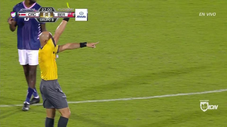 Tarjeta amarilla. El árbitro amonesta a Jaylon Bather de Bermuda