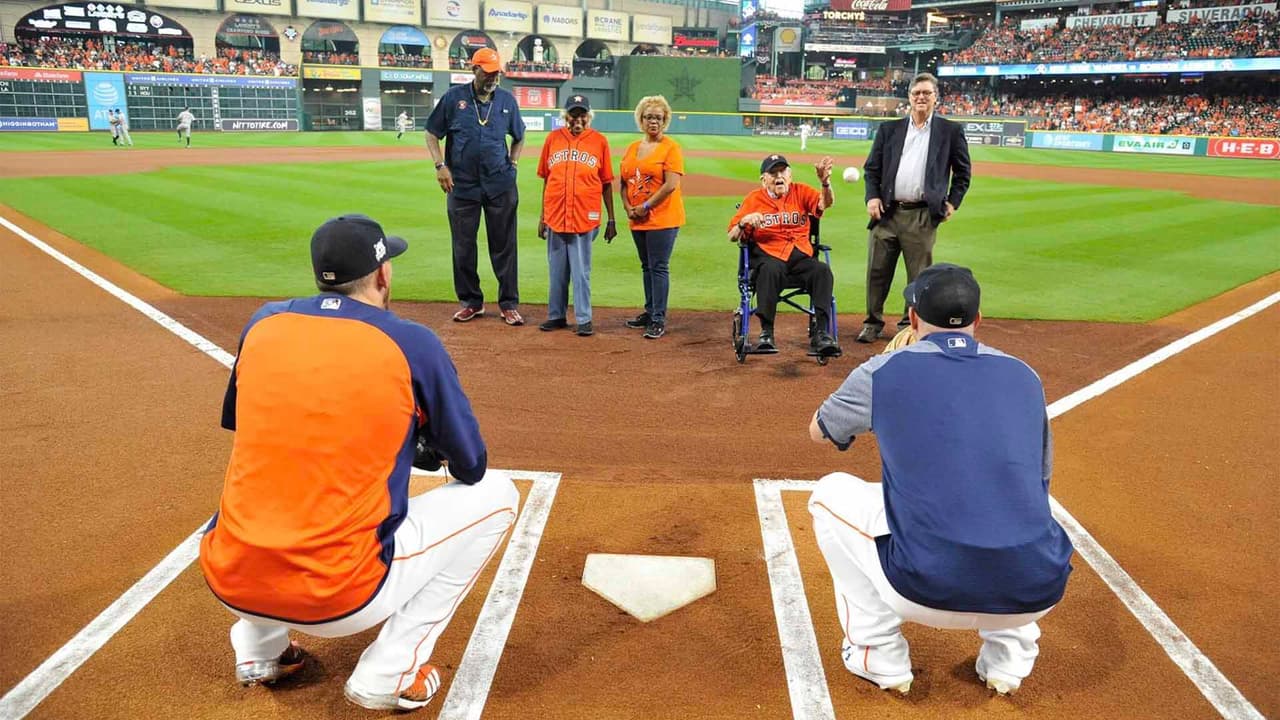 En el 2017, Peine fue el encargado de hacer el primer lanzamiento durante un partido de la Liga Americana.