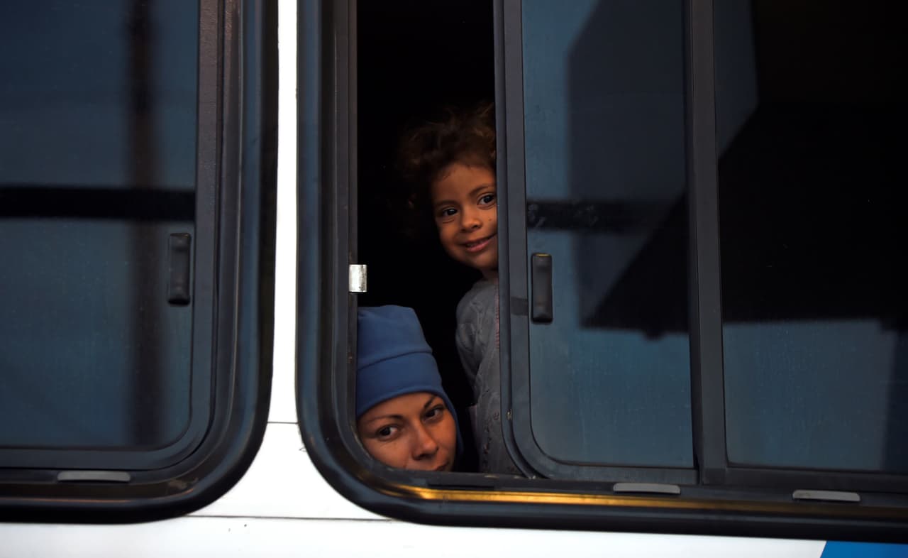 La mayor parte de la caravana se encuentra en estos momentos a cientos de millas de la frontera con EEUU. En la fotografía, algunos de los viajantes que continúan desplazándose en autobús a través del estado de Sonora, México.