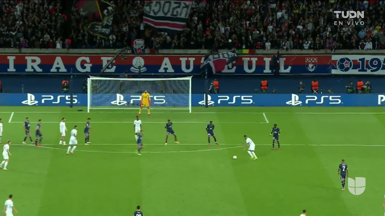 ¡TIRO ATAJADO! disparo por Riyad Mahrez.